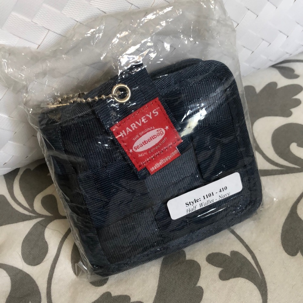 Brand New Harvey’s Seatbelt Bag half wallet navy